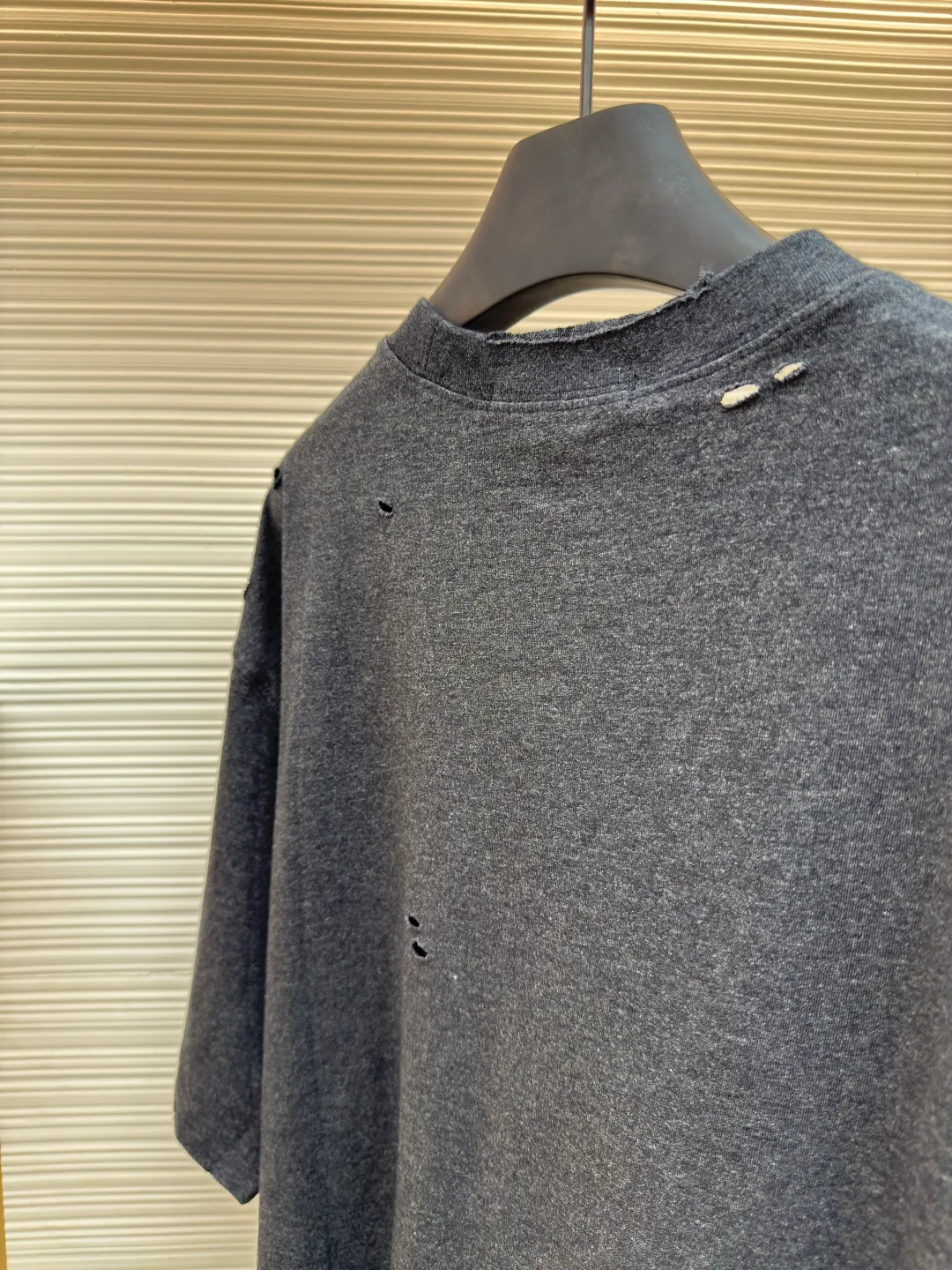 Acne Studios Distressed Printed Short Sleeves ●Authentic: Purchased and developed for 3000 ●Item No.: 1680377-A00 ●Fabric: Double-ply cotton plain fabric ●Technology: Distressed printing ●Version: Fitted version ●Weight: about 295 grams ●Size: S-M-L-XL ●Description: Customized Dream Double-ply cotton plain fabric with excellent texture, comfortable and skin-friendly, with deep black as the main color Like the mottled rust on ancient copperware, the unruly soul of AcneStudios is engraved on the chest. The ingenious integration of hole elements and wanton swaying on the black canvas is a deliberate rebellion, a break away from the shackles of tradition, and unique in the wave of trends. Glue printing is used. The chest printing is modified three times with the film screen. The glue liquid paint is used to print the pattern on the fabric. The fabric is baked to fix the printed pattern. Many parts of the body of the garment are worn and worn by pure artificial regularity, and hand brush marks are added to the surface of the garment to add texture and depth to imitate the texture of natural wear and tear. The fabrics have been washed to give them a better feel and texture. They are not easy to deform, shrink or fade, and maintain their long-lasting beauty. The overall color is consistent with no color difference. It can be matched with the same style to create a fashionable look, and can be used in various occasions. Customized accessories, complete with three standards, the same style for men and women!